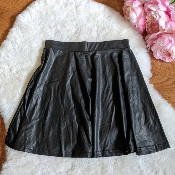 Faux Leather look high waisted swing skirt black small baddie aesthetic - Picture 2 of 7